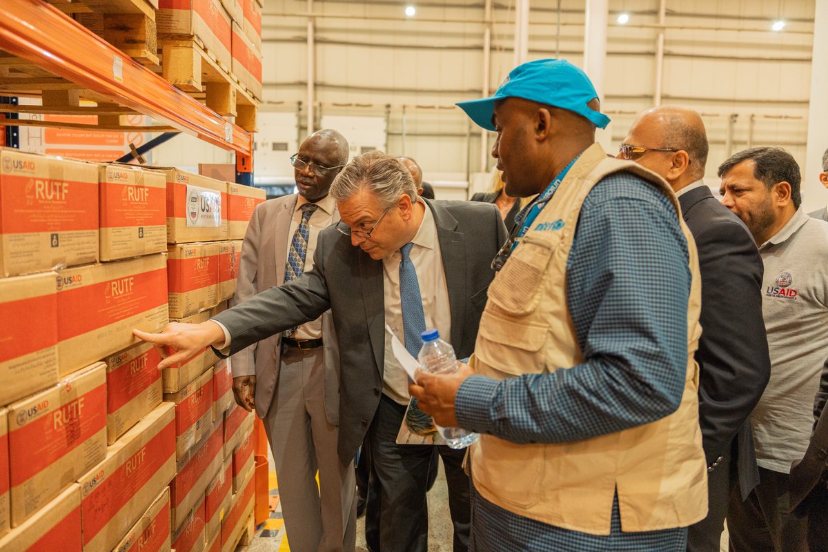 UNICEF_Pakistan's tweet photo. US Ambassador Blome toured the @UNICEF warehouse in Karachi today &amp; was briefed about the current malnutrition crisis in Sindh &amp; Balochistan. @USAID_Pakistan has supported us in providing #ReadytoUseTherapeuticFood to severely malnourished children in 16 flood affected districts. https://t.co/uGODMKI4SI