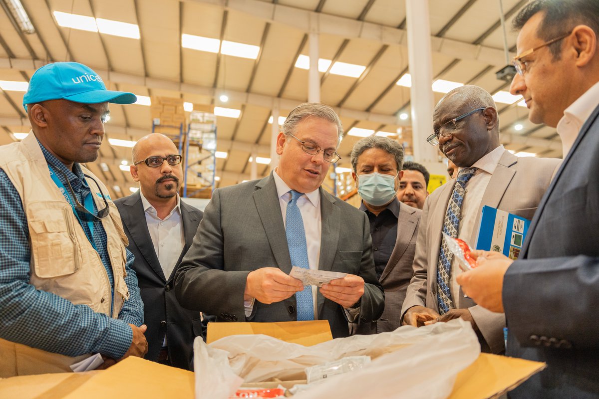 UNICEF_Pakistan's tweet photo. US Ambassador Blome toured the @UNICEF warehouse in Karachi today &amp; was briefed about the current malnutrition crisis in Sindh &amp; Balochistan. @USAID_Pakistan has supported us in providing #ReadytoUseTherapeuticFood to severely malnourished children in 16 flood affected districts. https://t.co/uGODMKI4SI