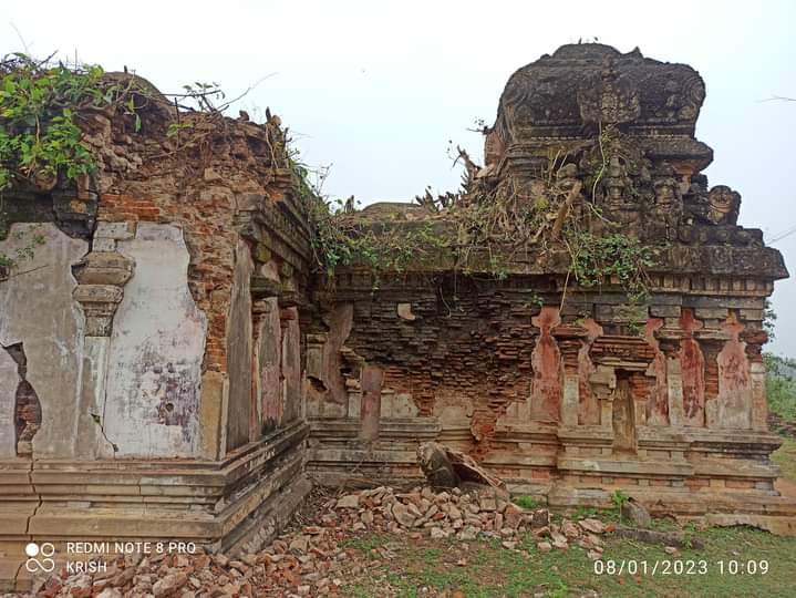Saigeet36566874's tweet photo. 1000 yr old Thuvarankurichi Shiva temple (Tanjavur dt) is in its last days of survival. The sad part is that this temple was full of life few decades back. Who is responsible for this?
#SaveTNTemples #OurTemplesOurPride https://t.co/yT6dbLCg8C