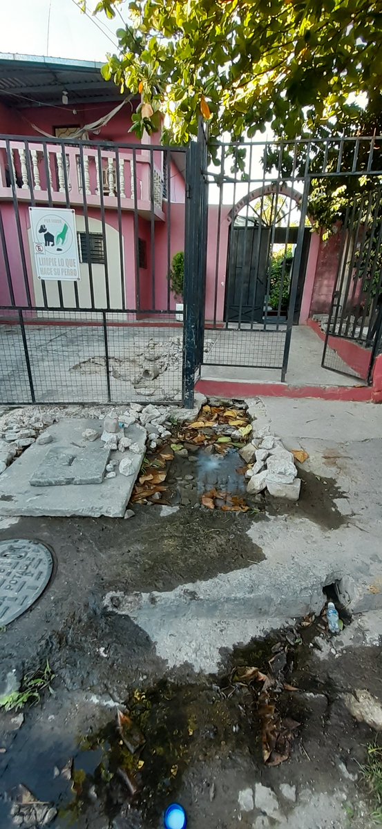 karluiggi's tweet photo. @ANDASV #CazaFugas Buen día reporto derrame de agua en Condominio Calle Sevilla dentó de la  Col. Providencia Calle Sevilla San Salvador  llevan si más de una semana. 
https://t.co/HavFZH5sfj https://t.co/5h23eADSqm