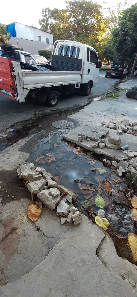karluiggi's tweet photo. @ANDASV #CazaFugas Buen día reporto derrame de agua en Condominio Calle Sevilla dentó de la  Col. Providencia Calle Sevilla San Salvador  llevan si más de una semana. 
https://t.co/HavFZH5sfj https://t.co/5h23eADSqm