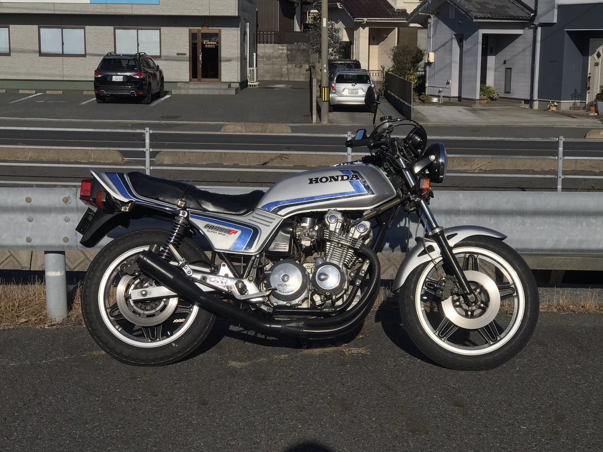 VT400F's tweet photo. #バイクは黙って真横で勝負 https://t.co/kOj1h6Q3zQ