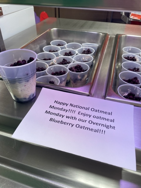 ycsFoodService's tweet photo. Happy Oatmeal Monday!!!  YHS is celebrating with overnight blueberry oats! :-) https://t.co/0vtjFCYNls