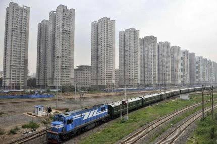 Burasi İstanbul/ Esenyurt.. 

Daha 10-15 sene önce tarlaydı buralar. Hepsi imara açıldı ve bu korkunç binalar dikildi hemen. 

Bakarken bile insanın kalbi sıkışıyor. 

Güvenli mi sizce bu binalar? Oturulur mu size soruyorum..