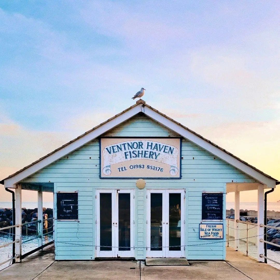 AccidentallyWA's tweet photo. Some may call it treason. Others call it a revelation. But one things for certain–Ventnor Haven Fishery’s signature twist on tradition, crab ‘n chips, is pretty lip-smacking good. 🦀😋

📍 Isle of Wight, UK
📸 tomfake
📖 Full Story: https://t.co/5ehSBMSqS4 https://t.co/E31N5yOCFP