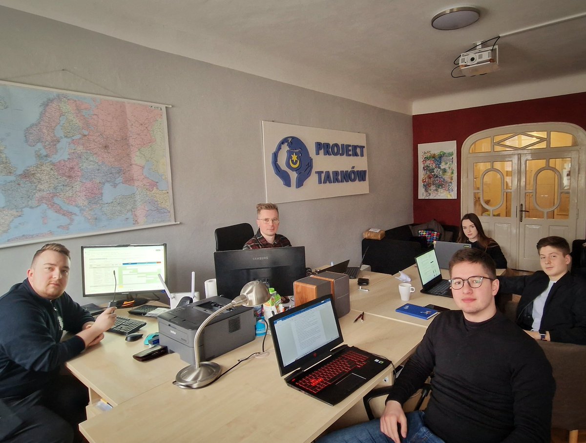 ProjektTarnow's tweet photo. W takim towarzystwie żaden poniedziałek Nam nie straszny. A Wy jak tam? Praca, nauka, ferie? 😁

#erasmusplus #NGO https://t.co/tDX0HDBIfL