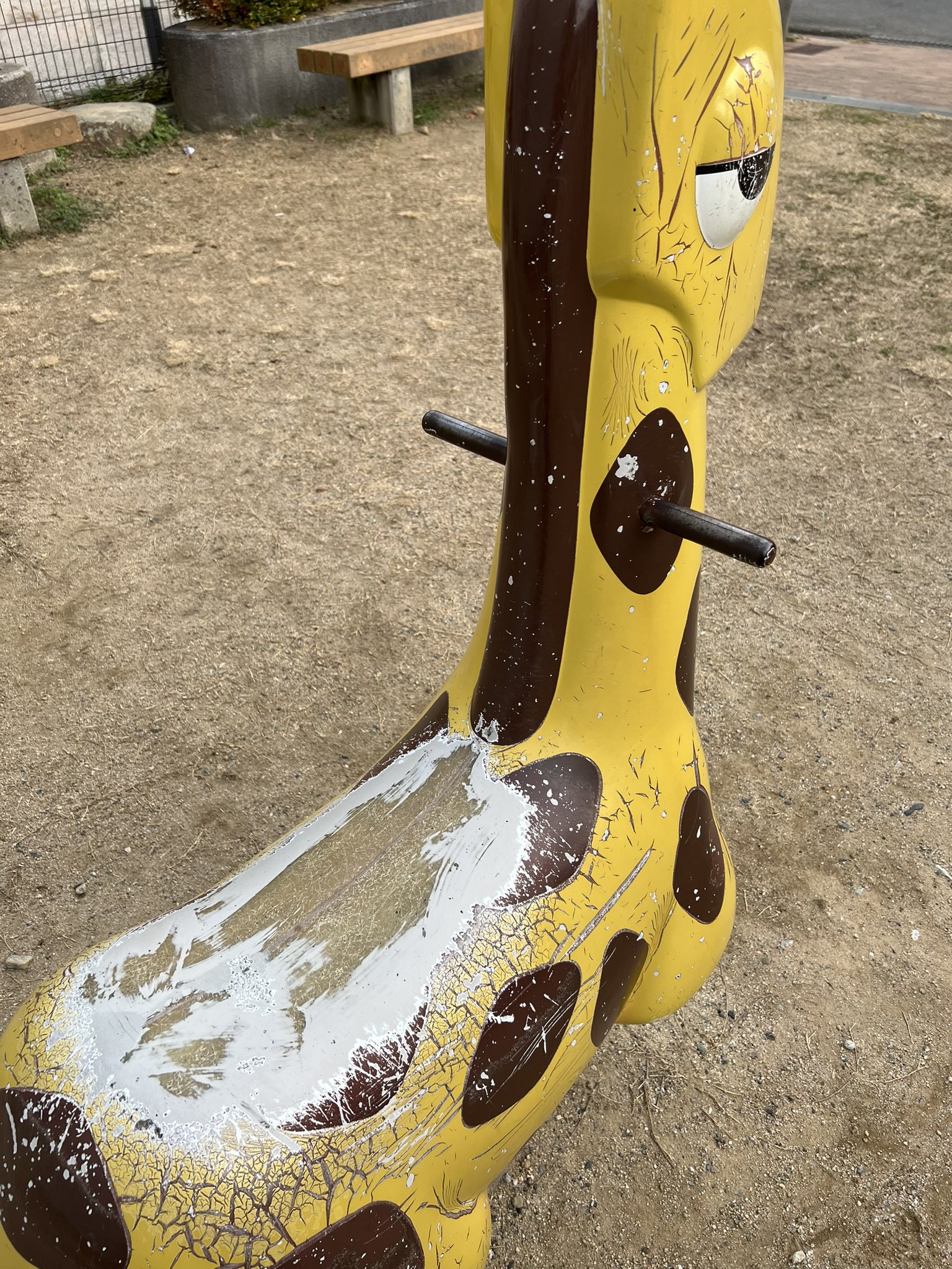 公園　露出 公園の遊具の座面塗装が剥げて、プラスチックの中のガラス繊維が露出しかけてたので自治体に連絡した。  樹脂の中にガラス繊維を入れる事で強度を高めてるんだけど、表面が削れていくと、お尻に繊維が刺さっちゃうの。これめっちゃ痛いし簡単に抜けないから ...