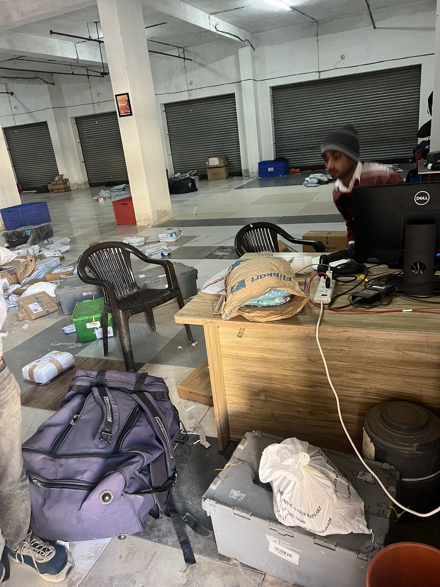 Harishjadwal07's tweet photo. #Flipkart ये आइटम ekart वालो के पास रखा है ।जबकि आपकी तरफ़ से बोला जा रहा था की उन्होंने रिसीव नहीं किया , ये देखो नया scam #flipkartischeaterdontwasteyourmoney https://t.co/MoSBxO7fRK