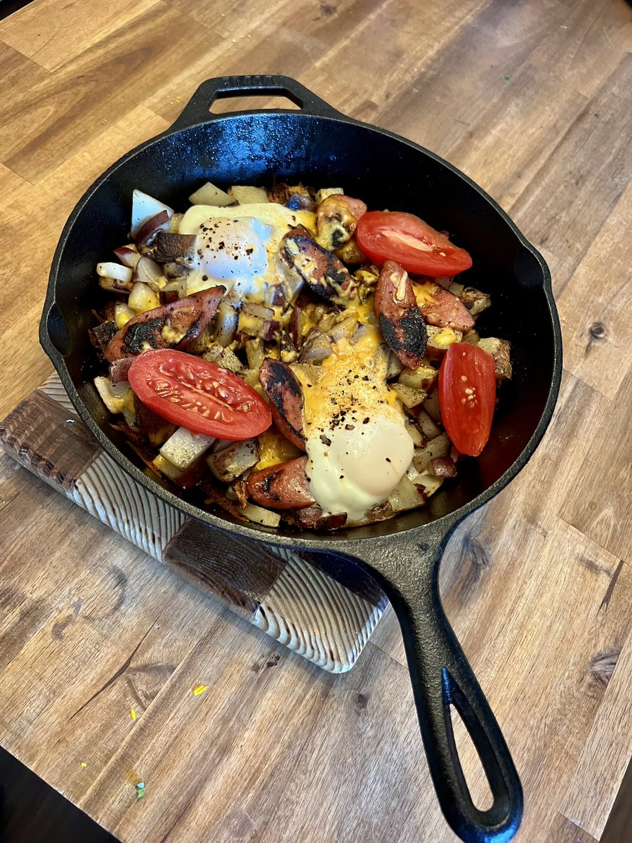 QCSausage's tweet photo. Good Morning Monday🌞
#MondayMood #OneSkillet #SmokedSausages #PoachedEggs #HashBrownScramble #Delicious https://t.co/owMhEjzQBO