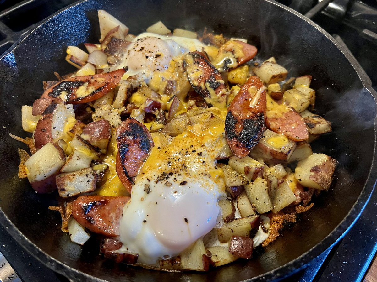 QCSausage's tweet photo. Good Morning Monday🌞
#MondayMood #OneSkillet #SmokedSausages #PoachedEggs #HashBrownScramble #Delicious https://t.co/owMhEjzQBO