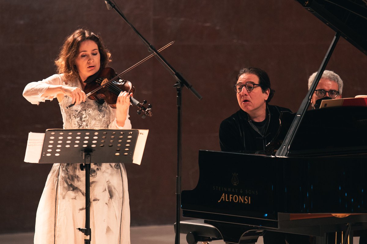 vaticannews_it's tweet photo. 🗓️14 febbraio
🕙 ore 22:00
#streaming: https://t.co/RjqPXvoOv0
#Musicadacamera
Per #SanValentino regalatevi il concerto di Patricia Kopatchinskaja e Fazil Say. Meravigliosa esecuzione live delle sonate per violino e pianoforte di Janacek, Brahms e Bartok. @marcodibattista https://t.co/oYgARsJysc