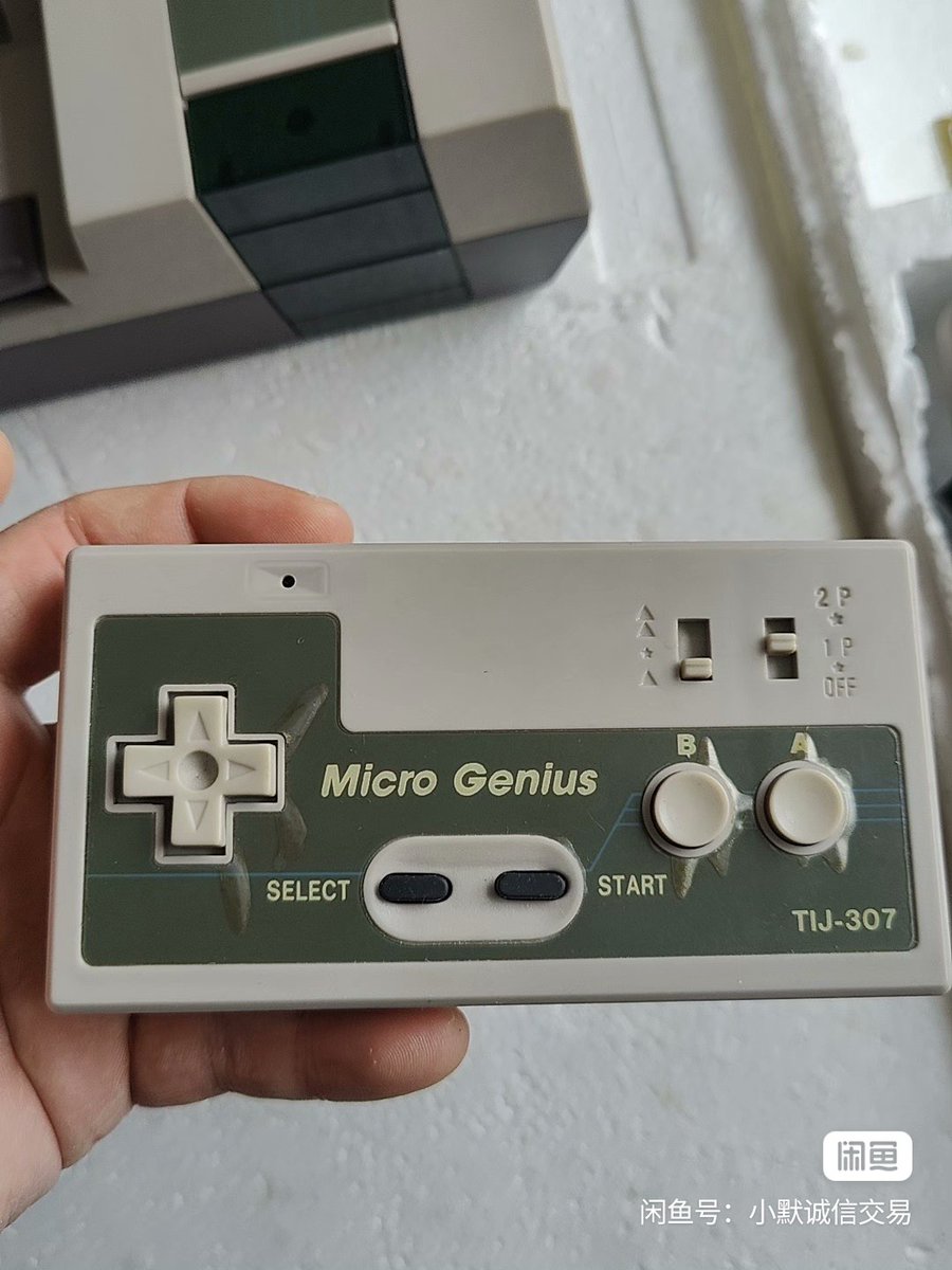 AlfaroOrueta's tweet photo. A quite rare variant of the MicroGenius IQ-701, this is the MicroGenius IQ-701R, this variant has a built in IR receptor and comes with a TIJ-307 wireless controller.
#bootlegconsole #RETROGAMING #retrogames #Famiclone #Microgenius #Famicom https://t.co/BUxj3mWRrm