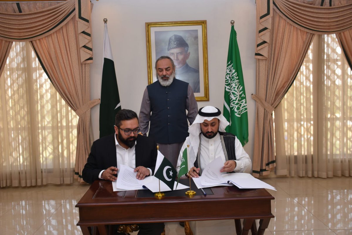 PakinSaudiArab's tweet image. Congratulations to @learnobots, for signing a partnership Agreement with @Classera, on the sidelines of @LEAP. The joint venture will deliver most advanced tools for STEAM education in Saudi and Pakistani schools. Amb @khurram_rathore oversaw the MoU signing at 🇵🇰 Embassy today.