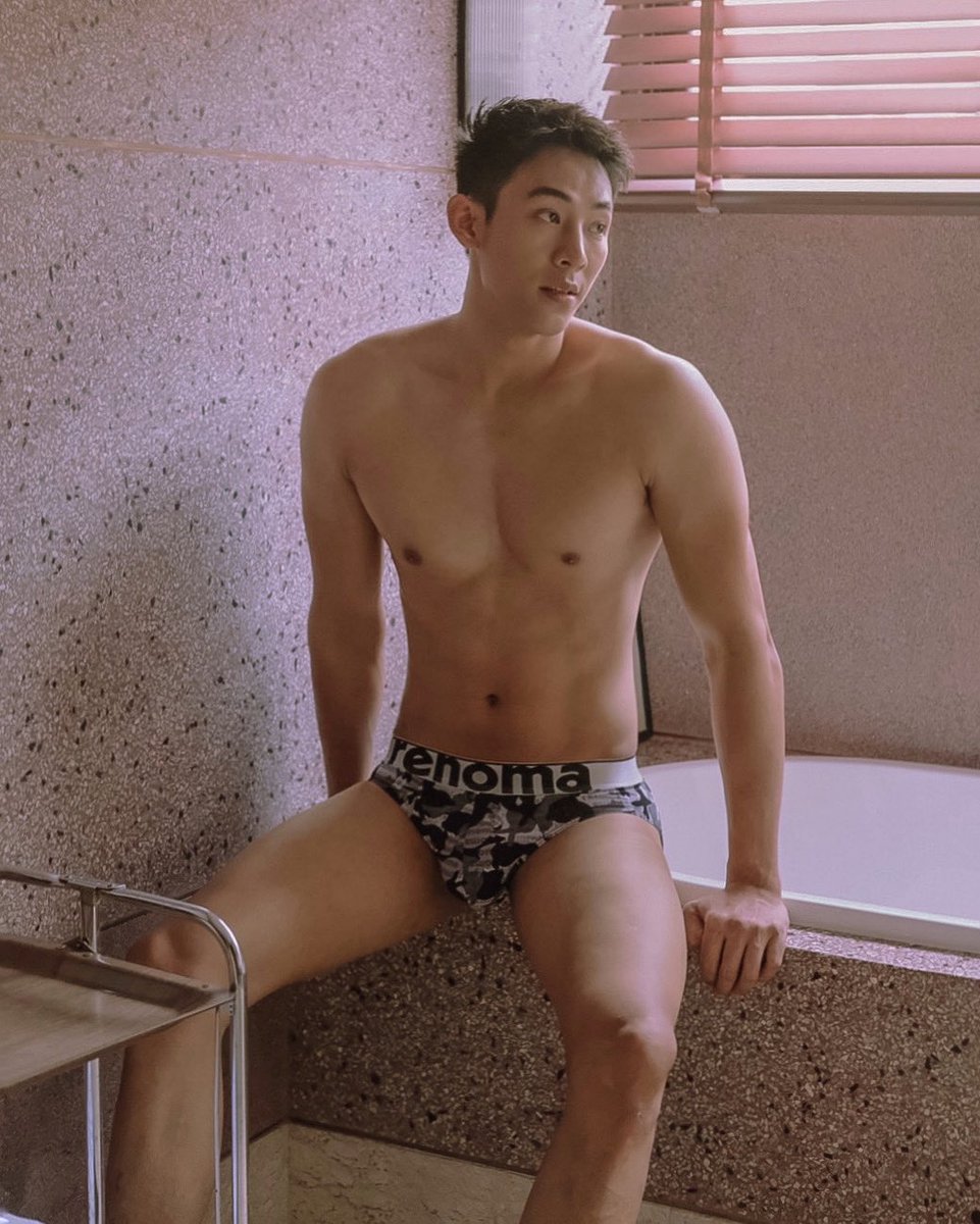 ksabsabb's tweet image. Friend  แปลว่าเพื่อน 
ถ้าเพิ่ม S เป็นมากกว่าเพื่อนได้มั้ย @toto_sunset x @renomathailand #BasShot