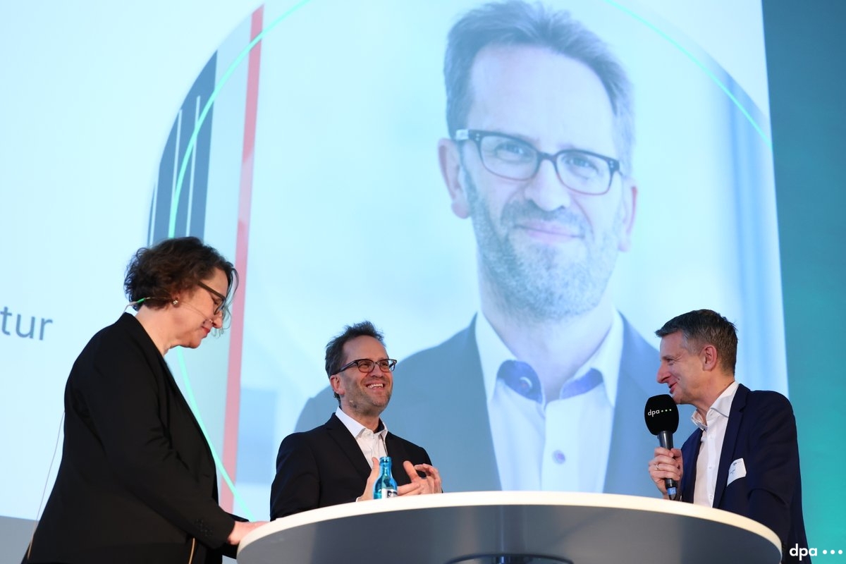Froben Homburger (@fhomburger) on Twitter photo Die Folgen der Gaslieferkrise und ein energiepolitischer Ausblick auf den nächsten Winter stehen im Mittelpunkt des #dpa23-Gesprächs mit Klaus Müller. Interviewt wird der Präsident der Bundesnetzagentur von <a href="/dpa/">dpa</a>-Sonderkorrespondentin <a href="/SRoschmann/">Schmitt-Roschmann</a> und Wirtschaftschef <a href="/Joerg_Fiene/">Jörg Fiene</a>. Die Folgen der Gaslieferkrise und ein energiepolitischer Ausblick auf den nächsten Winter stehen im Mittelpunkt des #dpa23-Gesprächs mit Klaus Müller. Interviewt wird der Präsident der Bundesnetzagentur von <a href="/dpa/">dpa</a>-Sonderkorrespondentin <a href="/SRoschmann/">Schmitt-Roschmann</a> und Wirtschaftschef <a href="/Joerg_Fiene/">Jörg Fiene</a>.