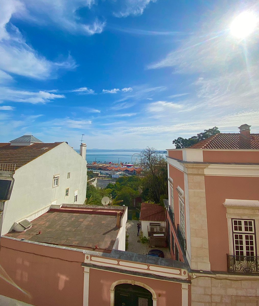 WriteoCreative's tweet photo. Just had (my new favourite) client pay an invoice within five minutes of receiving it and this is the view from our new flat.

What a way to start the week! It's all downhill from here, surely. https://t.co/nMogKSsGXI