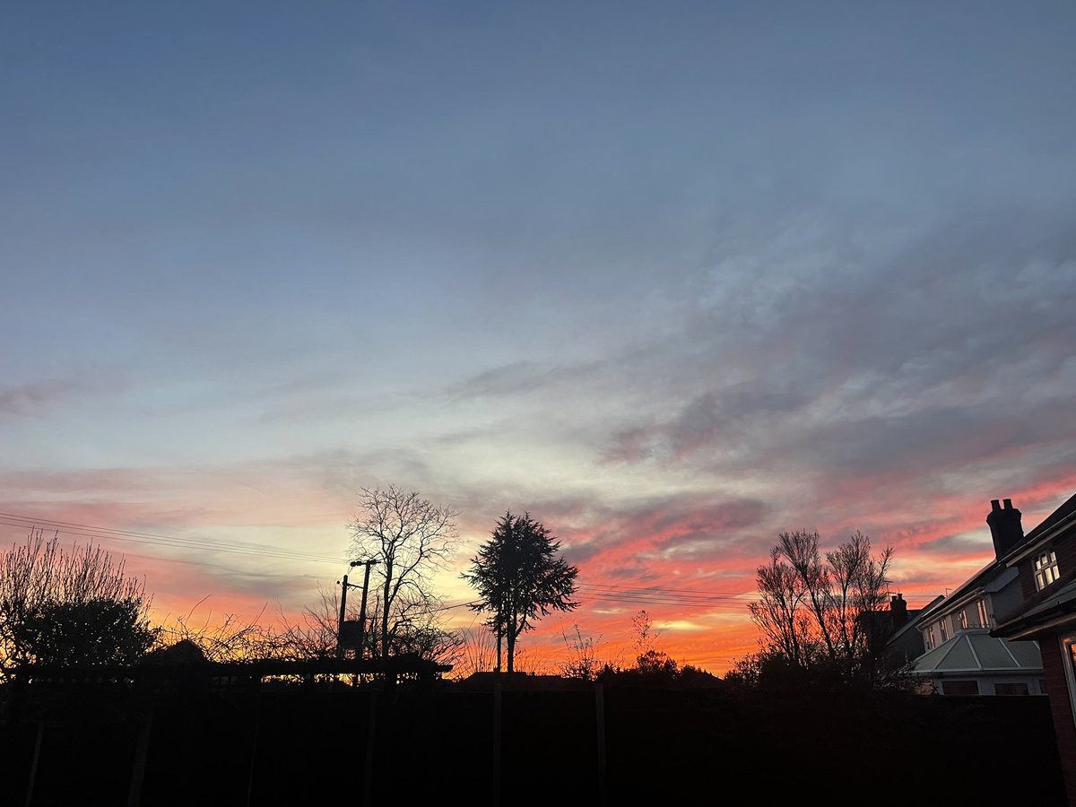liciloui's tweet photo. @nationaltrust @NTFormby One from the back garden, one from the office window https://t.co/DsEFqjKida