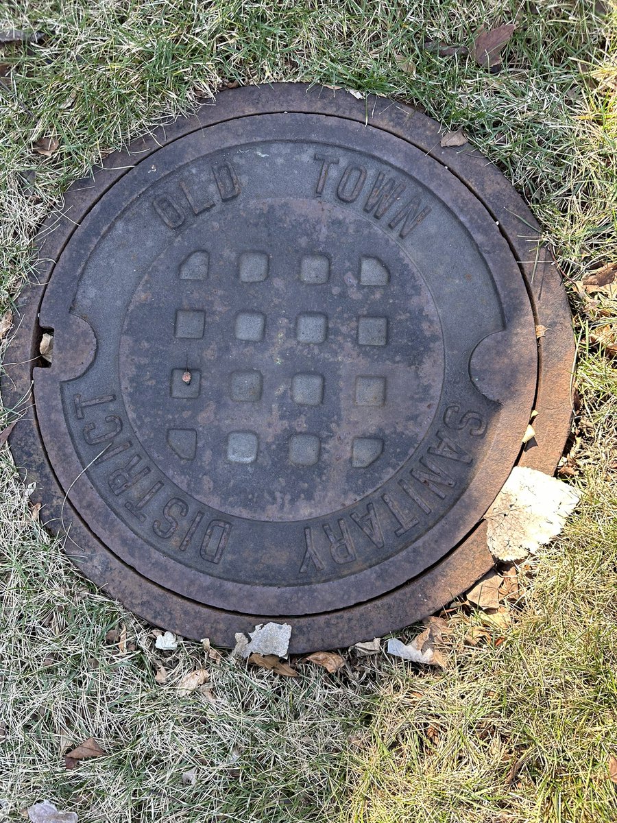 mattmcd43's tweet photo. Found in Prospect Heights, only 22 miles from what I thought was Old Town. This districts serves cook county (IL) 14,000 residents, apparently.
#manholecovermonday https://t.co/0W2XZJlmqb