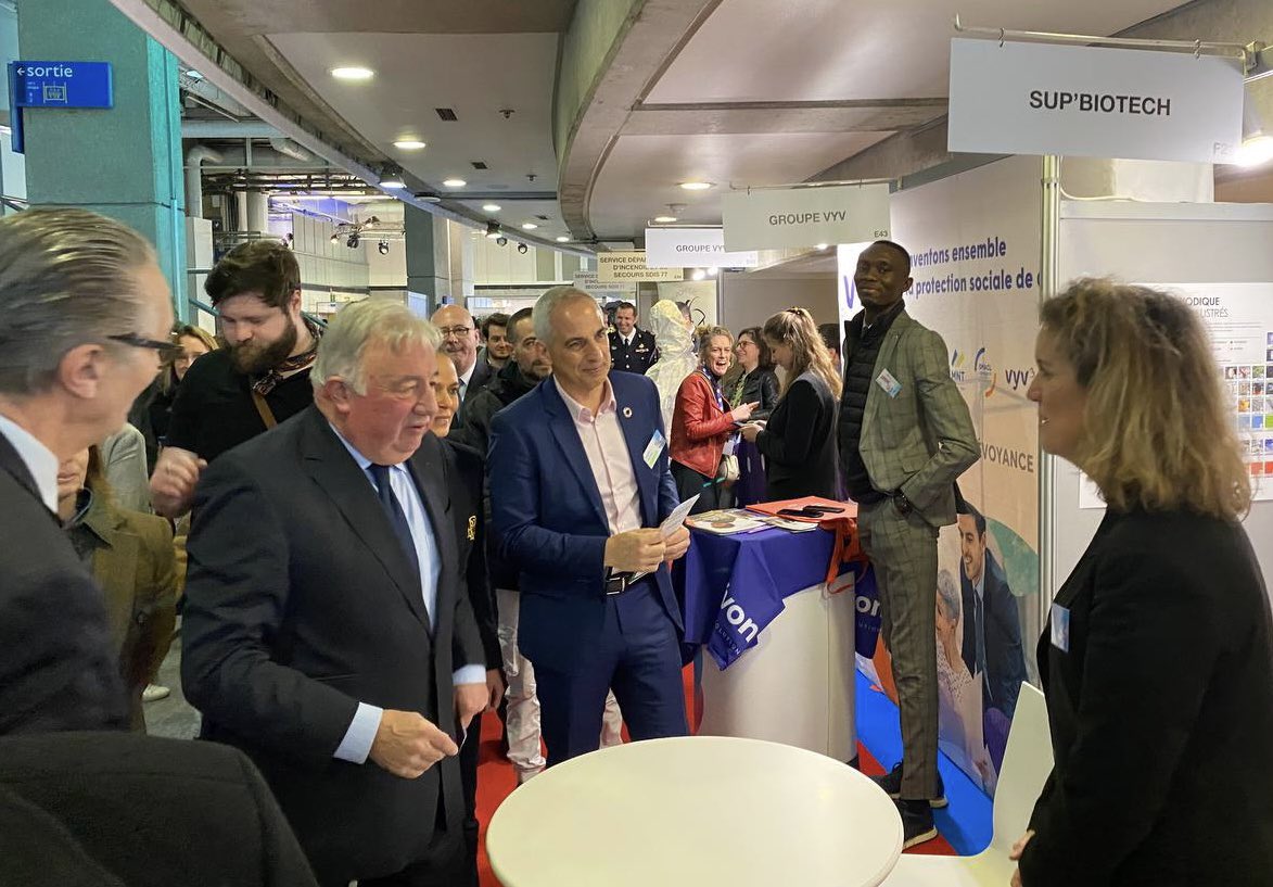Jean_LucFUGIT's tweet photo. Ravi en tant que chimiste et député, d’inaugurer le @VillageChimie à la @citedessciences pour les 20 ans de la fête de la #Chimie. 
Entreprises et établissements #EnsSup sont venus échanger avec nos concitoyens, car la #chimie, source de progrès &amp; transition énergétique, recrute! https://t.co/xs8pO4yluX