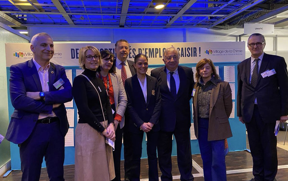 Jean_LucFUGIT's tweet photo. Ravi en tant que chimiste et député, d’inaugurer le @VillageChimie à la @citedessciences pour les 20 ans de la fête de la #Chimie. 
Entreprises et établissements #EnsSup sont venus échanger avec nos concitoyens, car la #chimie, source de progrès &amp; transition énergétique, recrute! https://t.co/xs8pO4yluX