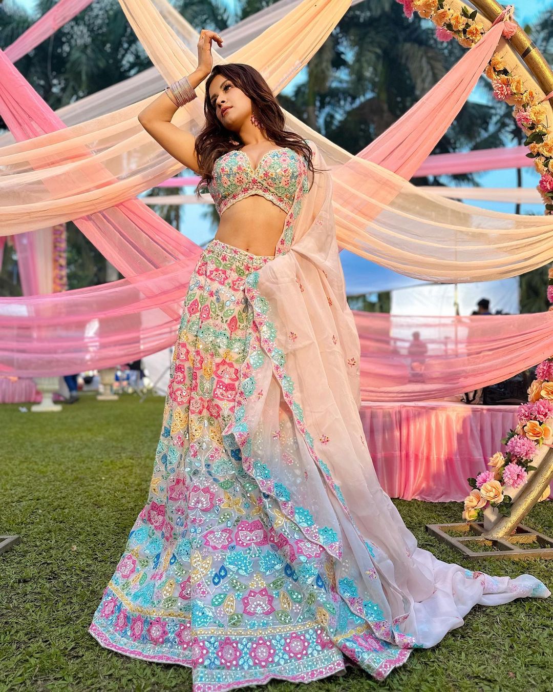 ETimes TV on X: Avneet Kaur setting the gram on fire as she adorns this  stunning floral lehenga!!❤️ @iavneetkaur #avneetkaur #etimestv  https://t.co/29gWuxSvaV / X