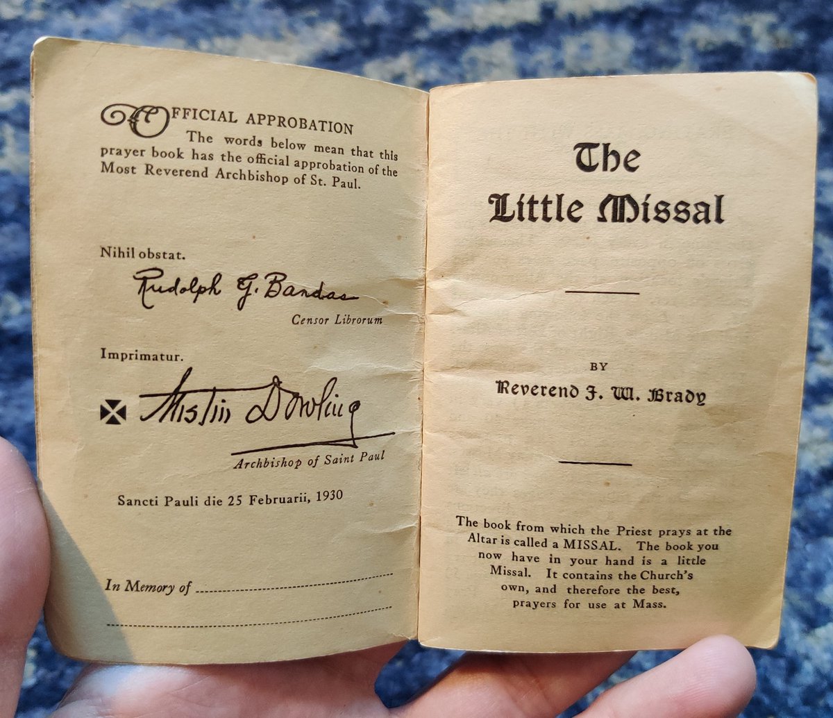 HandMissals's tweet photo. Good morning, we're back with #MissalMondays

Today we have something interesting: the smallest Sunday Missal booklet ever published (just 2.5 x 4 inches!)

from 1930, "The Little Missal" by Rev. J. W. Brady of St. Paul, MN.

(the awesome liturgical calendar was Brady's creation) https://t.co/aLkEuwpvID