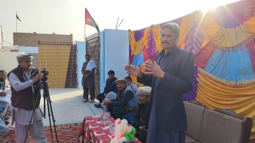PaharpurPpp's tweet photo. ڈیرہ اسماعیل خان ۔
پہاڑپور ۔
امیدوار حلقہ این اے 38 سابقہ ایم پی اے #احمد_کریم_خان_کنڈی @ahmadkundi کا پہاڑپور کادورہ اپنے پیارے دوست ساجد سیٹھ کے فارم ھاوس پر  پارٹی ورکروں کے ساتھ کارنر میٹنگ  اور آنے والے الیکشن پر تبادلہ خیال🇱🇾🇱🇾 https://t.co/EWzv1RM5qg