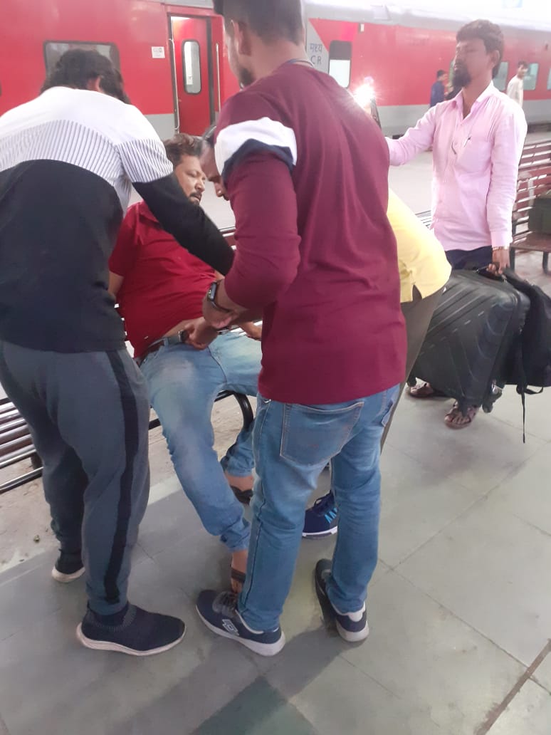 drmjabalpur's tweet photo. आज दि.13.02.23 को गाड़ी संख्या 12141 में यात्रा के दौरान यात्री अशरफ के दिल का दौरा पड़ने पर सतना स्टेशन पर उतारकर निजी एंबुलेंस से शासकीय चिकित्सालय सतना पहुंचाया गया और यात्री की जान बचाई  एवं परिजनों को सूचना दी गई। @gmwcrailway @wc_railway @RailMinIndia https://t.co/5cZS8qTsqN