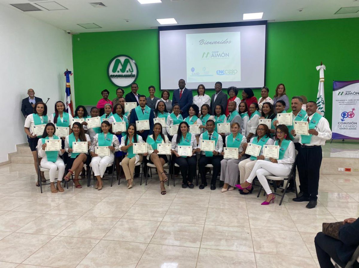 El Dr. Antonio Ciriaco Cruz,Decano  (FCES), conjuntamente con la Directora Instituto de Género y Familia Virtudes de la Rosa , clausuran del Diplomado "Genero y Cooperativismo", impartido por el Instituto de Género y Familia de la FCES para los afiliados de la Cooperativa Maimón