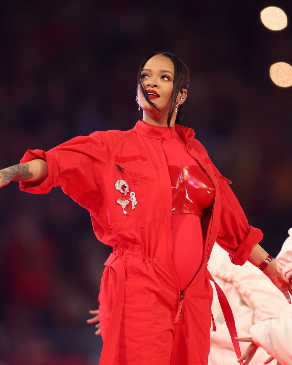 LoeweOfficial's tweet photo. Crafting the LOEWE flight-inspired look for @rihanna's much-anticipated performance at the #SuperBowl halftime show. The look featured a silk jersey catsuit with a matching cotton canvas flight suit and made-to-measure sculpted leather corset.

#LOEWE https://t.co/TwJa2FIf6l