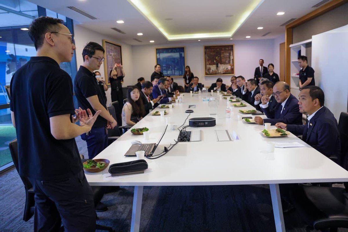 onnhafiz's tweet photo. Syukur Alhamdulillah, lawatan kerja saya ke Singapura diteruskan lagi dengan mendengar taklimat dari Agensi Makanan Singapura (SFA) berkenaan inisiatif Keselamatan Makanan Singapura, serta syarikat penghasil makanan, Archisen. 

1/9 https://t.co/mkvhGdMlcy