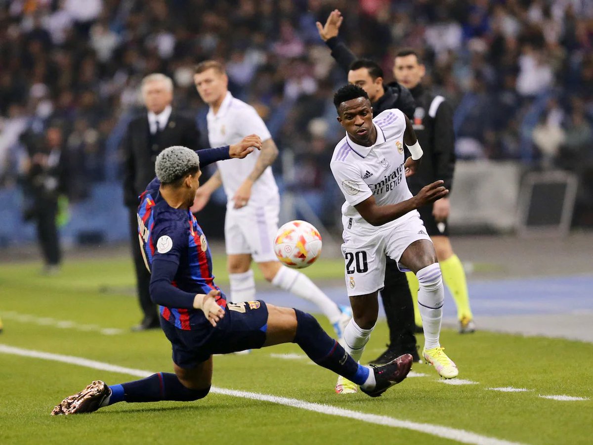 theMadridZone's tweet photo. 🎙️| Araujo: “Vinicius is spectacular. I like him a lot, he's difficult to defend against but I'm glad we were able to defend him well in the last game.” #rmalive https://t.co/hyelijPDuN