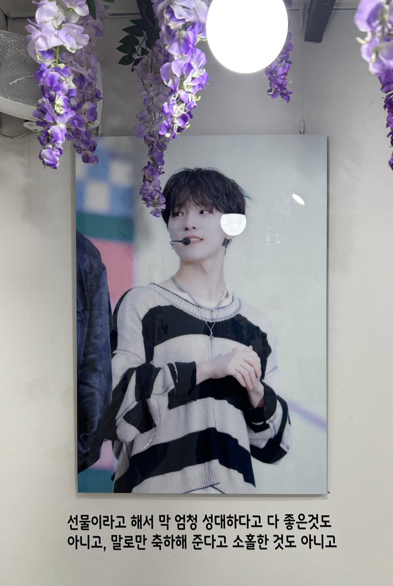 ari_bean_'s tweet photo. 지나가다가 들어가게 된 카페였는데요,,(사실 디노가 너무 예쁘게 앞에 붙어있어 들어가야만했던.) 특전 대봉투로 주셔서 잘 들고 집갈 수 있었습니당😍 카페도 너무 예쁘게 꾸며주셔서 감탄하면서 차니를 봤네요 포스터도 짱이었슴다
#찬이의_찰나가모여_역사가_돼
#과거에도_앞으로도_영원히_빛날_찬 https://t.co/c3h9I9MCTc