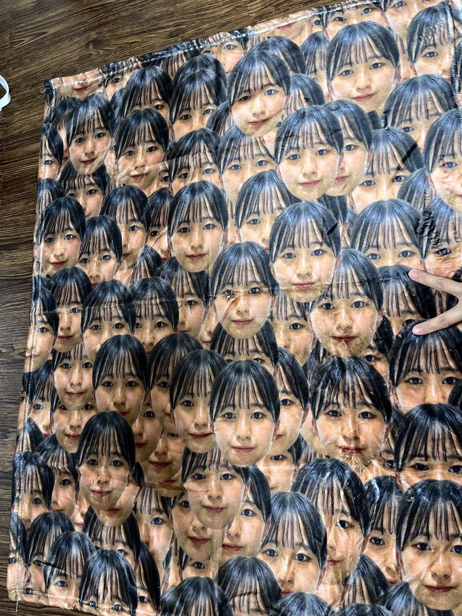 chim1027's tweet photo. いや、誰だよ😂😂😂
旦那へのプレゼント用に
自分の顔写真のパンツを注文したのに
知らない人の顔のブランケット届いた、、 https://t.co/MhaW6K609A