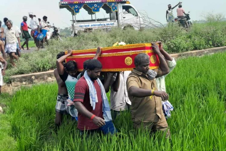 ambedkariteIND's tweet image. #Casteism Dalit family in Thoothukudi allegedly denied use of road to crematorium. Locals allege that the discriminatory act of blocking access to main roads for funerals of Dalits has been happening for decades in the Mannarkaravai panchayat, TamilNadu...