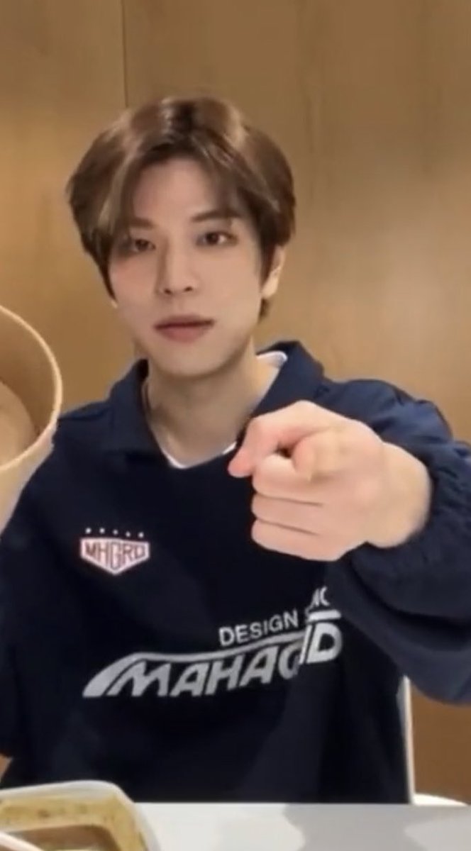 misonyuinme's tweet photo. 여기서 제일 못생긴 사람은? https://t.co/HBxQmGzsnv