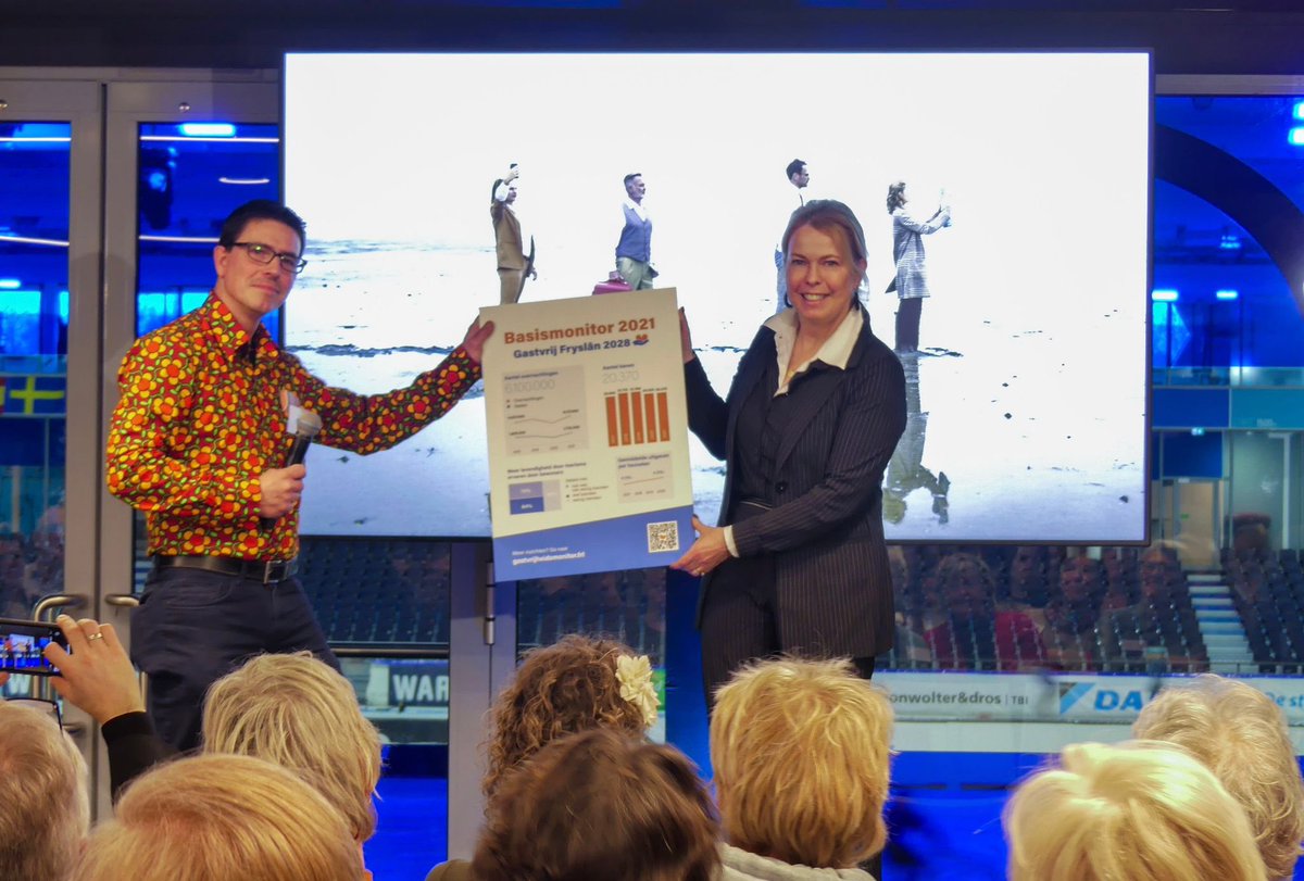 In het eerste deel van de plenaire sessie overhandigde Erik de Swart de basismonitor gastvrijheid aan gedeputeerde Avine Fokkens. #FTK2023