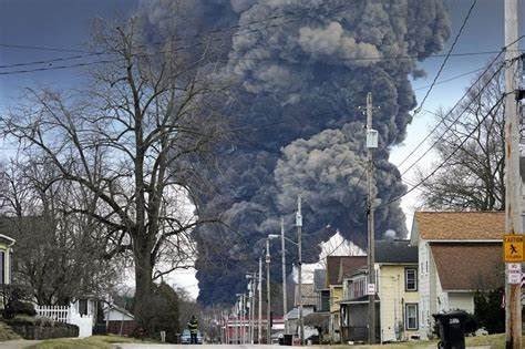 michaelsecom's tweet photo. @ErinBrockovich The winds are blowing toxic gases from East Palestine, Ohio, towards: 

Buffalo 
Rochester and
Lake Ontario.

If winds shift more northerly,

The toxic gases will cover the Toronto area. https://t.co/SrMgnFS9xc