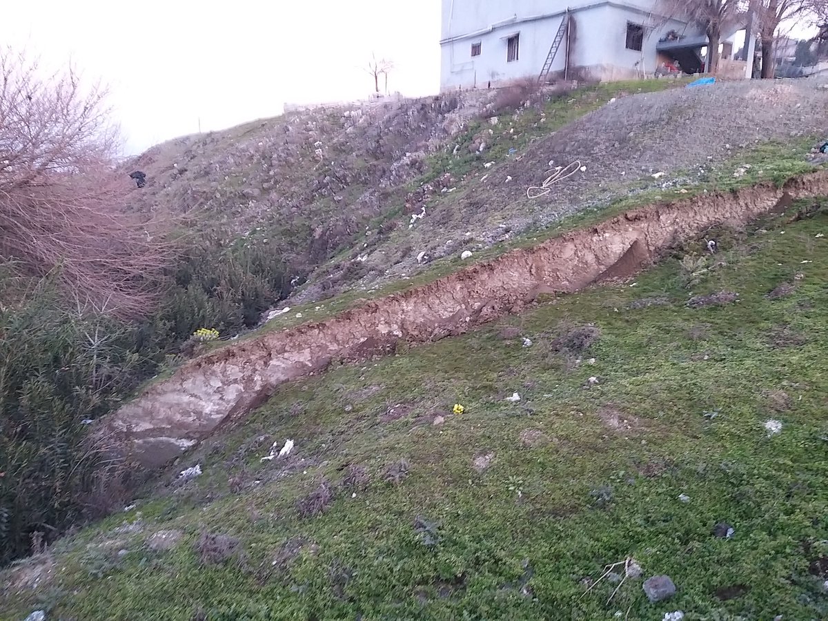 Geographysc's tweet photo. Kayaçta çizik izlerini net olarak görebildiğimiz fay düzlemi
#sinistraloffset
#deprem #earthquake #TurkeyQuake
📷 Aynur Dikbas - M. Korhan Erturaç - Doğacan Özcan - TÜBİTAK https://t.co/eHzC7PhvRe