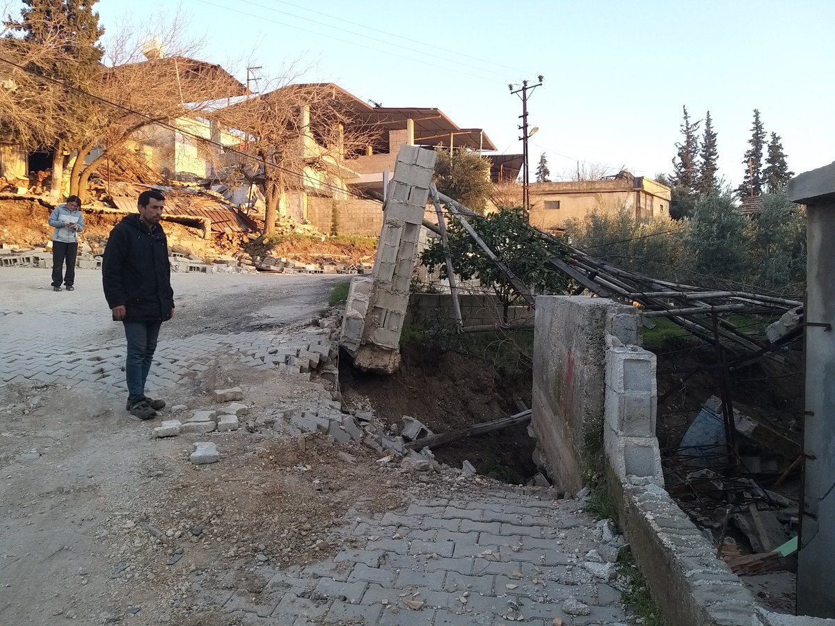 Geographysc's tweet photo. Kayaçta çizik izlerini net olarak görebildiğimiz fay düzlemi
#sinistraloffset
#deprem #earthquake #TurkeyQuake
📷 Aynur Dikbas - M. Korhan Erturaç - Doğacan Özcan - TÜBİTAK https://t.co/eHzC7PhvRe