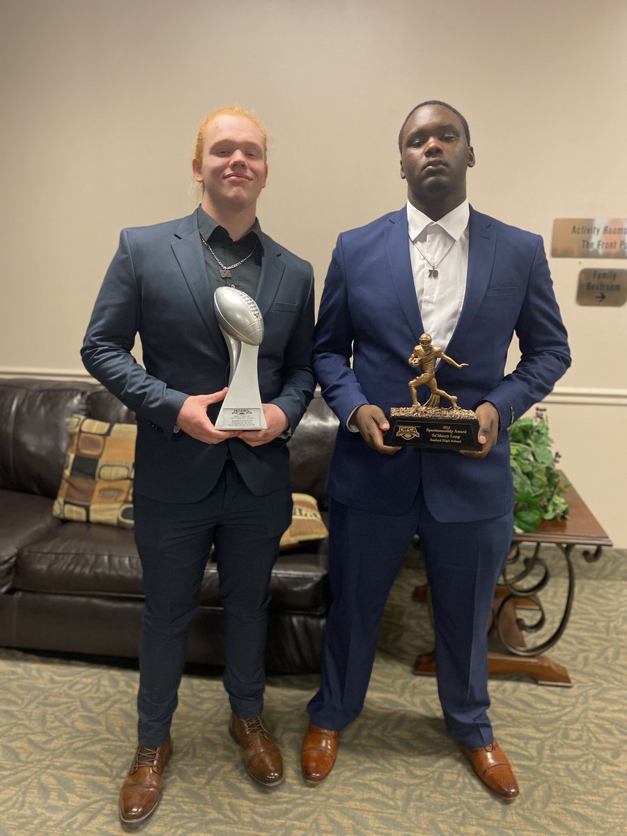 BIG_MUARY's tweet photo. 2nd team offensive guard
3rd team defensive tackle
Allstate sportsmanship award
6’3 280 
Uncommitted
Low gpa 
Phone~443-669-7105
Email~muary.long@icloud.com https://t.co/mLGNayFY9F