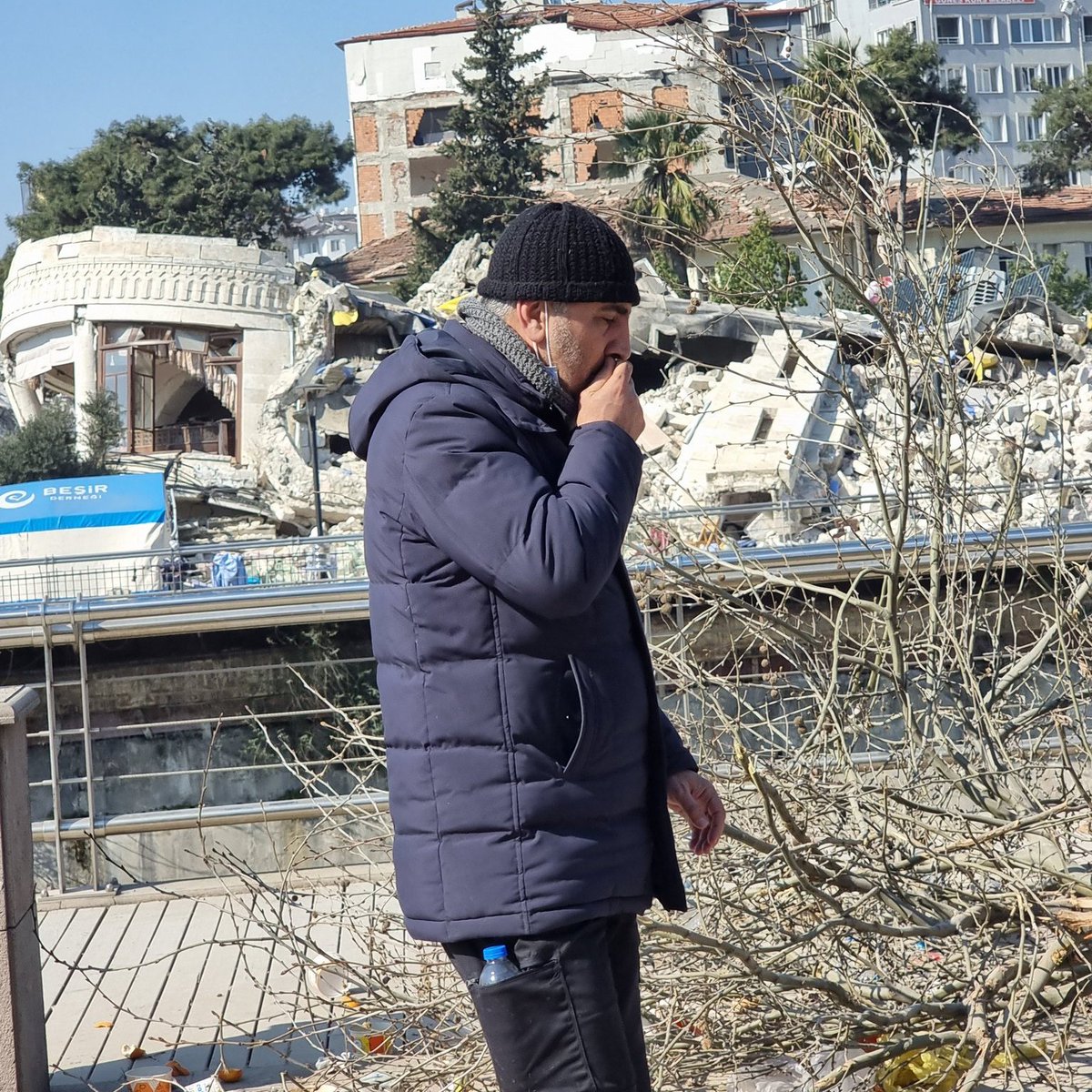 yclblt06's tweet photo. Arkada koca şehirle birlikte yıkılan Hatay Cumhuriyeti Meclis Binası,
Önde yıkılmamaya çalışan Türkiye Büyük Millet Meclisi Hatay Milletvekili Lütfü Kaşıkçı!
Dostlarını kaybetti,
Binlerce hemşerisini kaybetti.
Şehrini kaybetti.
Yıkılmadan,
Mücadele ediyor.
Elinden geleni yapıyor. https://t.co/NP6SHrhcde