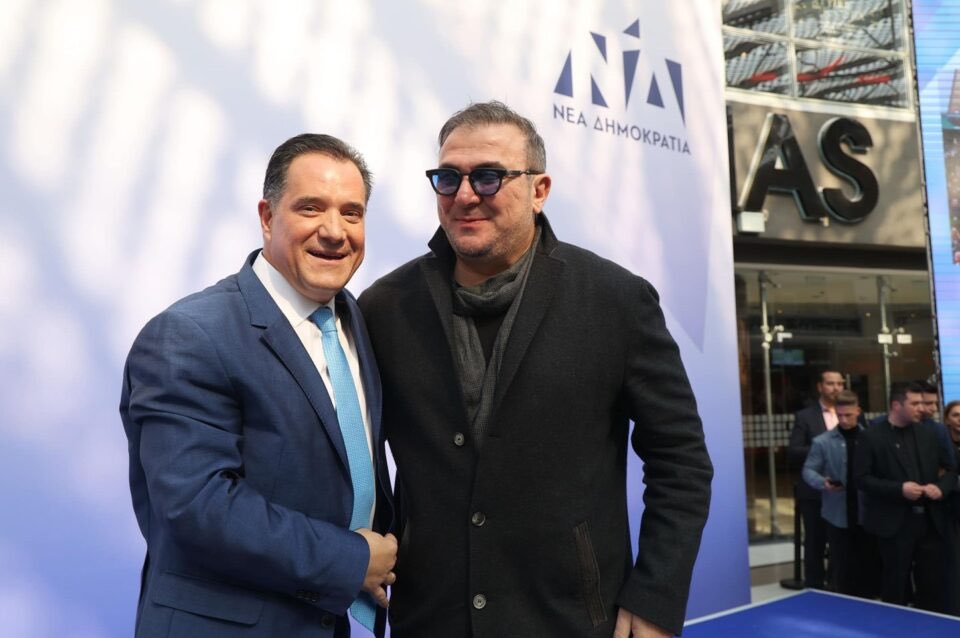 TheGrumpyMan_87's tweet photo. Στην πρώτη φωτογραφία βλέπουμε ένα δημοκράτη καλλιτέχνη και στην δεύτερη φωτογραφία ένα φασίστα καλλιτέχνη.

Για να μην έχετε κενά δηλαδή… https://t.co/HjPNXj7EHF