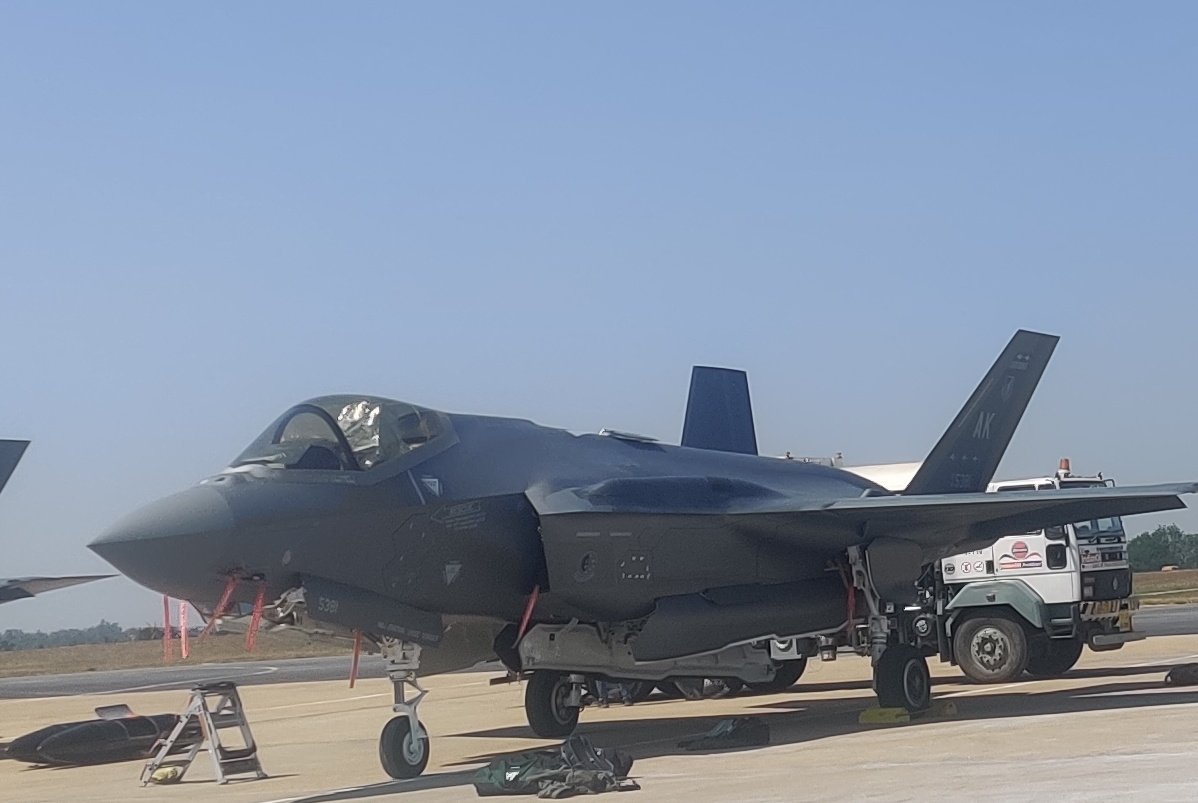Pradeep_iofs's tweet photo. @manupubby I also had one although not that much clear😉 It's hard to believe that I have "seen" a "stealth" aircraft. https://t.co/Ecm0AuCHh0