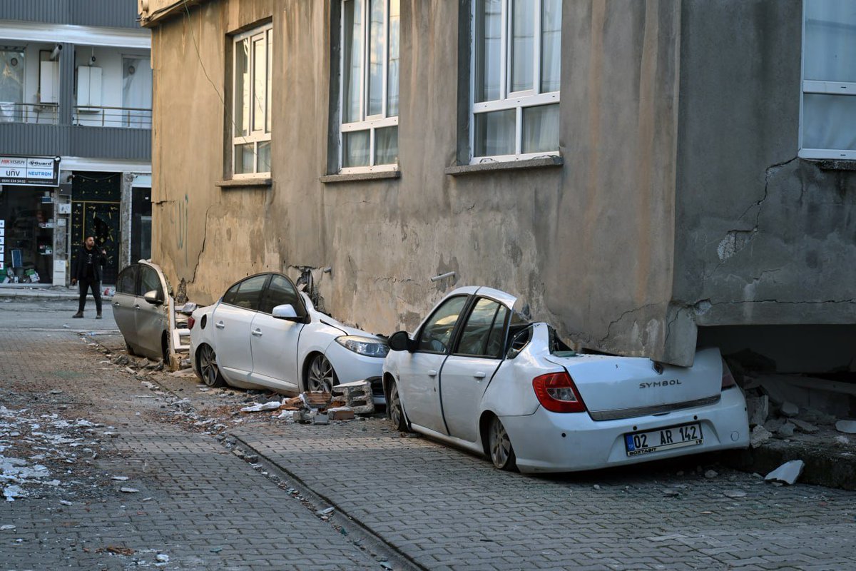 Gerashchenko_en's tweet photo. Adıyaman, Turkey. One of the most damaged by the earthquake cities.

The buildings have literally "stepped" onto the cars that were parked nearby.

Hundreds of buildings in the city became rubble.

📷: TRT Haber. https://t.co/RdjGhNKNms