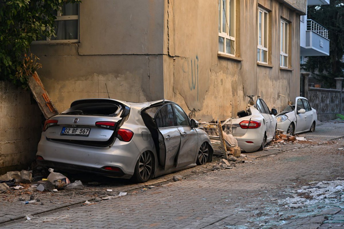 Gerashchenko_en's tweet photo. Adıyaman, Turkey. One of the most damaged by the earthquake cities.

The buildings have literally "stepped" onto the cars that were parked nearby.

Hundreds of buildings in the city became rubble.

📷: TRT Haber. https://t.co/RdjGhNKNms