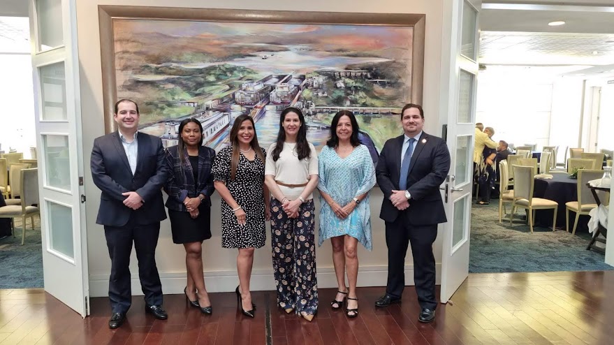 Pilar Castillo, socia del grupo de Derecho Marítimo de ARIFA, participó recientemente en el evento de celebración por los 25 años de la Autoridad Marítima de Panamá (AMP). Felicitamos a la #AMP por sus logros como ente rector de la actividad marítima del país. #SteeringYourWay