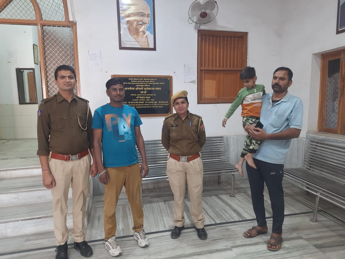 DCPEastJodhpur's tweet photo. 5 वर्षीय मंद बुद्धि बच्चा जो उम्मेद अस्पताल में भर्ती  केकड़ी अजमेर निवासी माता लक्ष्मीकवर व पिता पुष्पेंद्र सिंह राठौड़ से बिछड़ने पर पुलिस ने तत्पर कार्रवाई करते हुए बच्चे को ढूंढकर उसके पिता को  किया सुपुर्द। बच्चे के पिता श्री पुष्पेंद्रसिंह ने पुलिस का  किया आभार प्रकट। https://t.co/jXeOkuuhsO