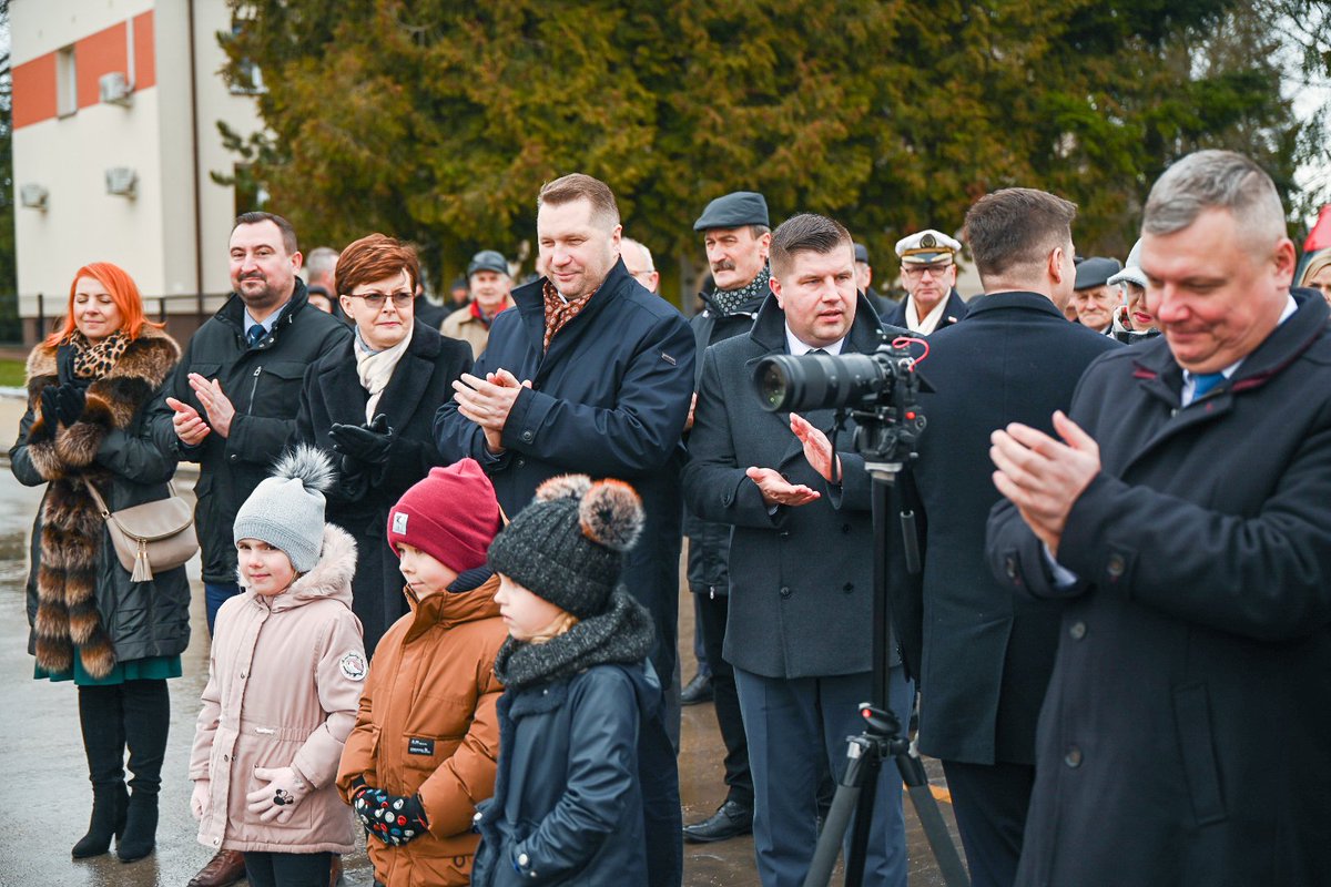 MEN_GOVPL's tweet photo. Minister @CzarnekP wziął udział w podpisaniu aktu erekcyjnego oraz wmurowaniu kamienia węgielnego pod budowę Publicznego Przedszkola w #Zakrzówek. Inwestycja została dofinansowana w kwocie 8,5 mln w ramach Rządowego Funduszu #PolskiŁad oraz 1,5 mln zł w ramach #RFIL. https://t.co/zDigJdiaWc