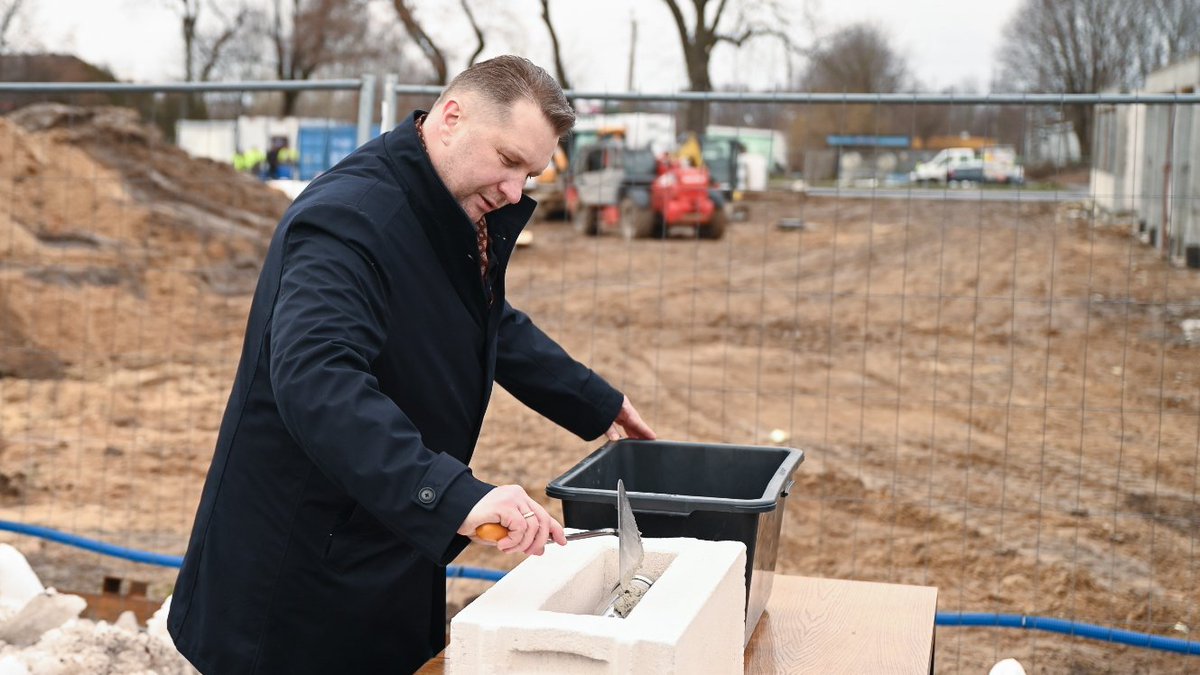 MEN_GOVPL's tweet photo. Minister @CzarnekP wziął udział w podpisaniu aktu erekcyjnego oraz wmurowaniu kamienia węgielnego pod budowę Publicznego Przedszkola w #Zakrzówek. Inwestycja została dofinansowana w kwocie 8,5 mln w ramach Rządowego Funduszu #PolskiŁad oraz 1,5 mln zł w ramach #RFIL. https://t.co/zDigJdiaWc